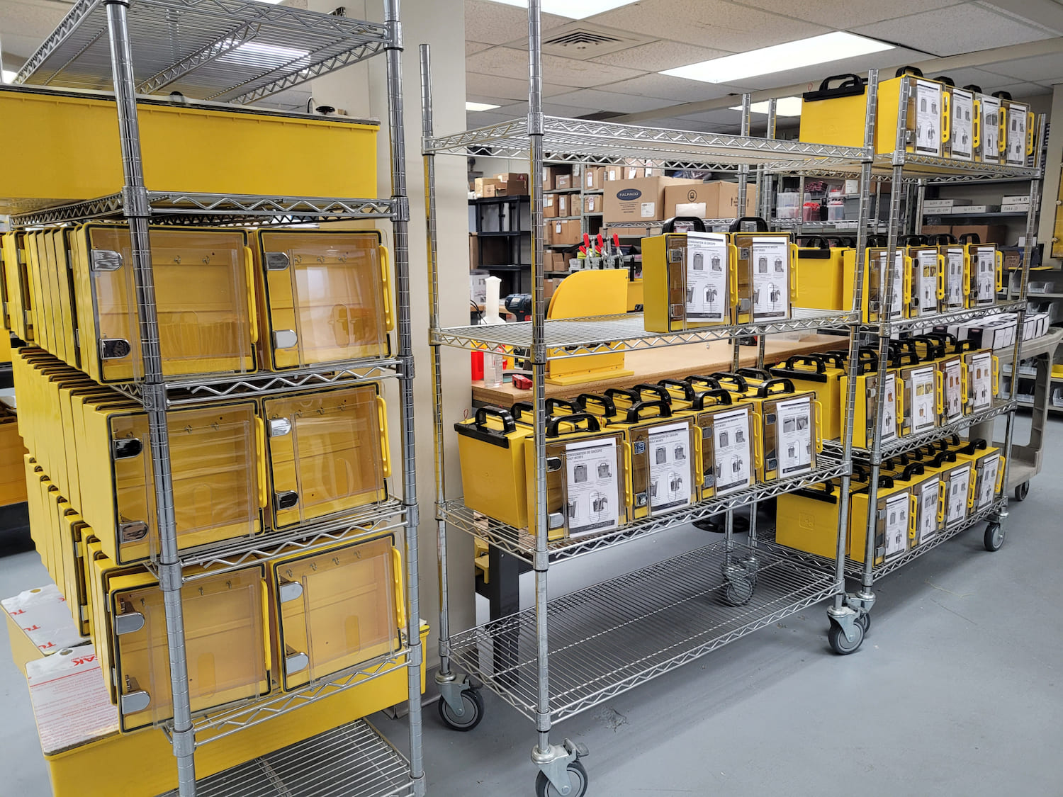 Plusieurs étagères de boîtes fabtech ID dans notre usine de Chicoutimi.