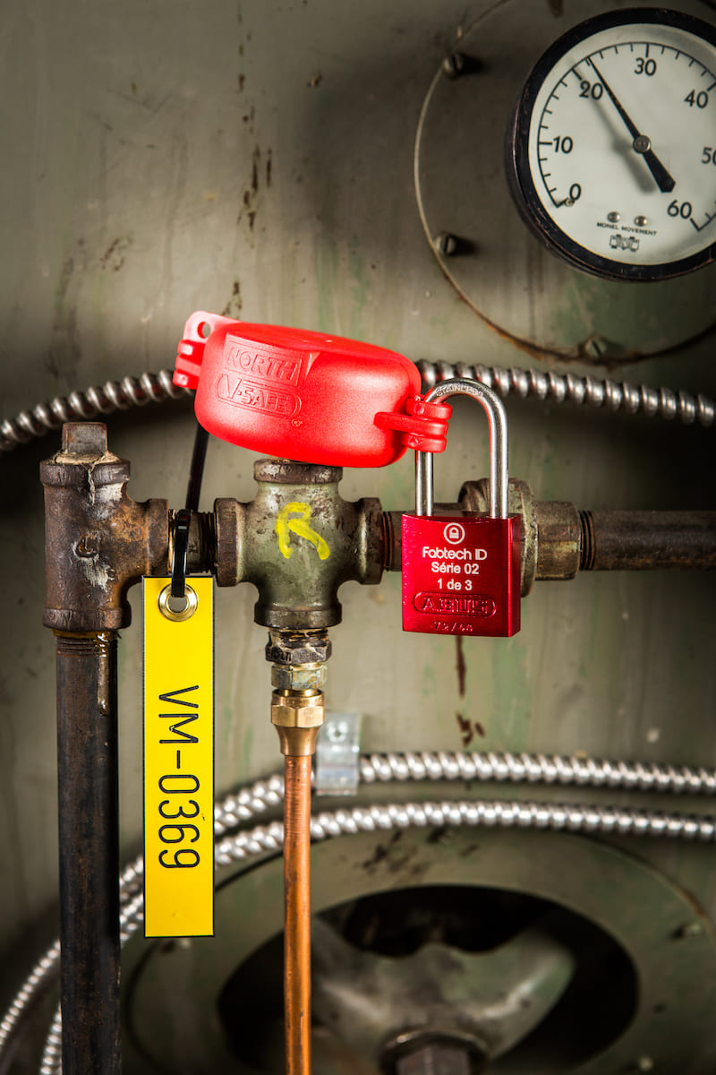 Valve à volant cadenasser à l'aide d'un couvre-valve à volant et d'un cadenas Fabtech ID. Équipement identifier grâce à une plaquette d'identification fabriquée par Fabtech ID.