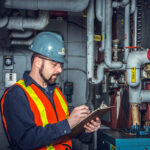 Membre de l'équipe de Fabtech ID en train de faire un audit de cadenassage