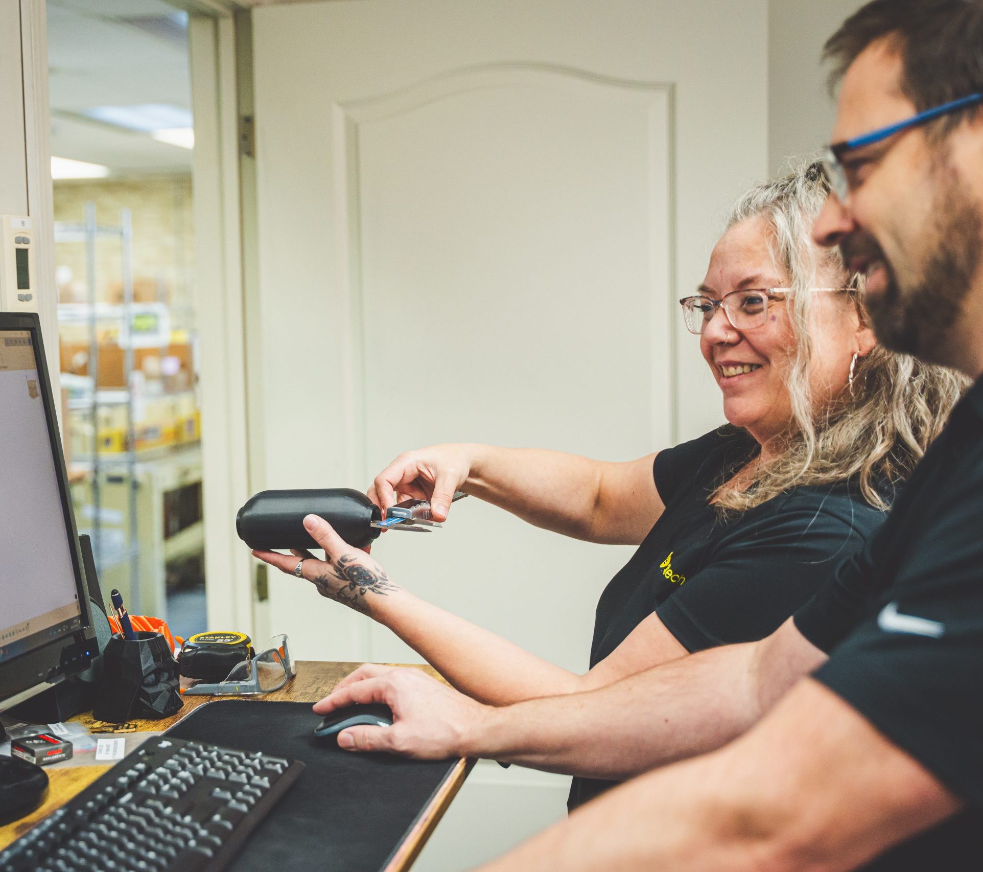 Bien-être au travail, on voit des employés de Fabtech ID en train de travailler ensemble.