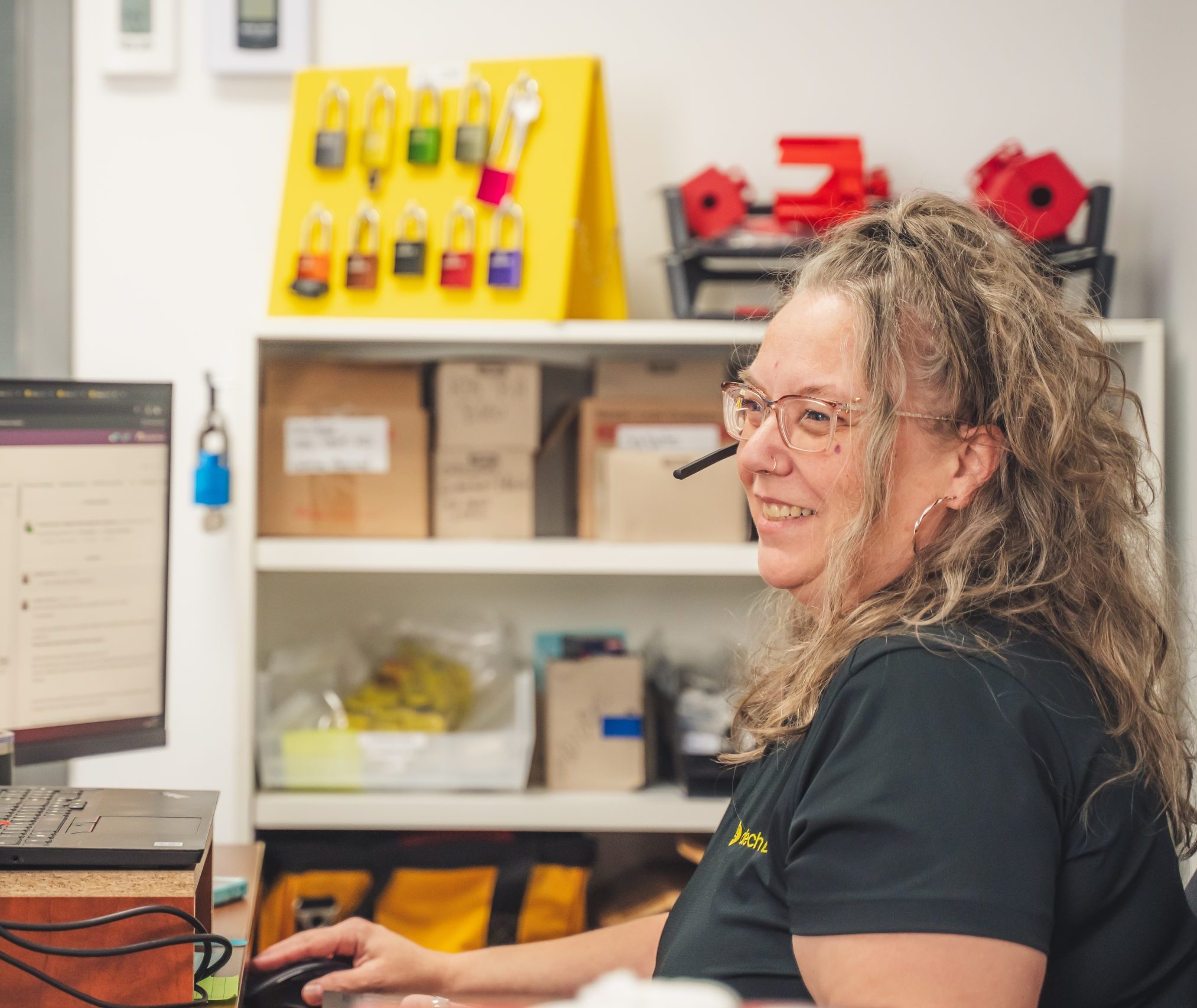 Membre de l'équipe des ventes de Fabtech ID au téléphone avec un client.