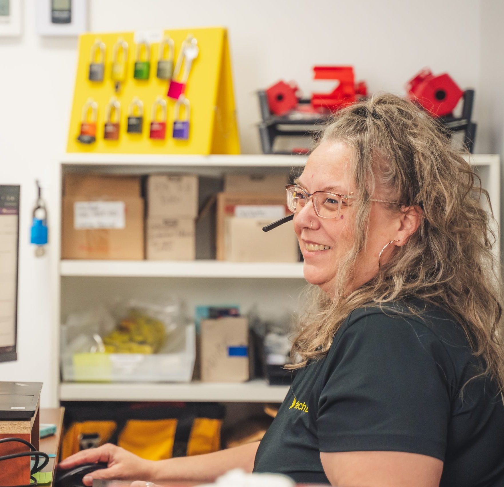 Membre de l'équipe des ventes de Fabtech ID au téléphone avec un client.